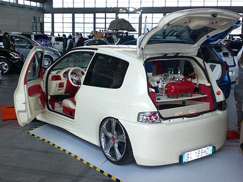 tuning - Imperdibili, infine, le emozioni del Yokohama Arena, teatro del Drift Battle Italian Style, uno spettacolo basato sulla formula dellexhibition match di drifting a cui prenderanno parte i 20 migliori piloti del panorama italiano.