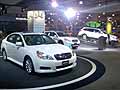 Legacy berlina di lusso in primo priano e visuale stand al New York Auto Show 2010