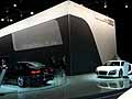 A8 e Audi R8 panoramica stand al New York International Auto Show 2010