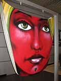 Art design opera d'arte volto dipinto in rosso esposta al Salone di New York 2010