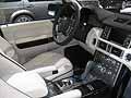 Range Rover HSE interni vettura raffinati e cruscotto centrale al Salone Internazionale dell'Automobile di New York 2010
