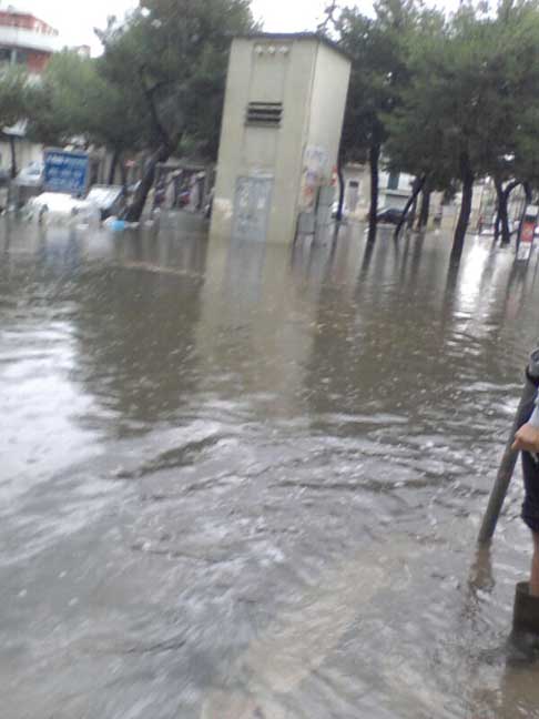 Nubifragio Sud Barese - Acqua e grandine a Piazza Kennedy completamente allagata da un forte nubifragio - Acquaviva delle Fonti - Bari del 14 giugno 2014