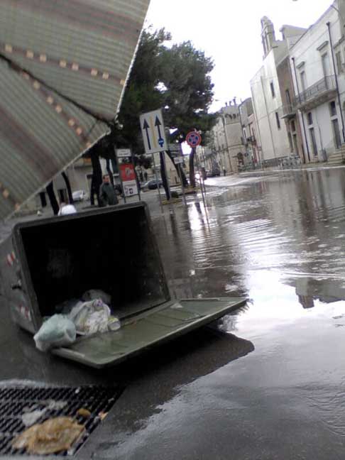 Nubifragio Sud Barese - Casonetto ribaldato dalla furia dellacqua a Piazza Kennedy ad Acquaviva delle Fonti - Bari del 14 Giungo 2014