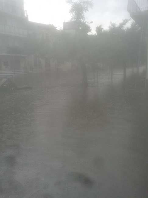 Nubifragio Sud Barese - Cassonetti travolti dalla furia dellacqua precipitata ad Acquaviva delle Fonti (Bari) 14 giugno 2014