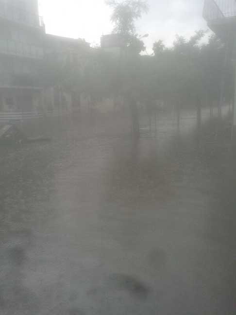 Nubifragio Sud Barese - Cassonetti travolti dalla furia dellacqua precipitata ad Acquaviva delle Fonti (Bari) 14 giugno 2014 a Piazza Kennedy