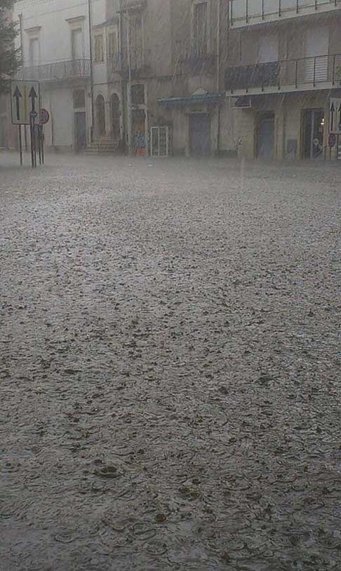 Nubifragio Sud Barese - Grandine e pioggia a Piazza Kennedy ad Acquaviva delle Fonti del 14 Giungo 2014