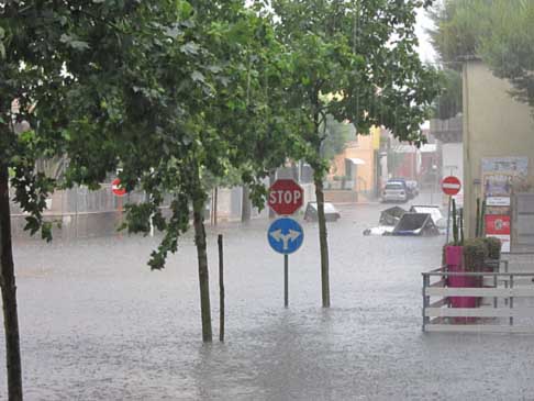 Nubifragio Sud Barese - Nubifragio Acquaviva bidoni travolti da un fiume in piena nei pressi del Bar Mirabella del 14 Giugno 2014