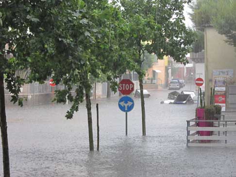 Nubifragio Sud Barese - Nubifragio Acquaviva bidoni travolti da un fiume in piena del 14 Giugno 2014