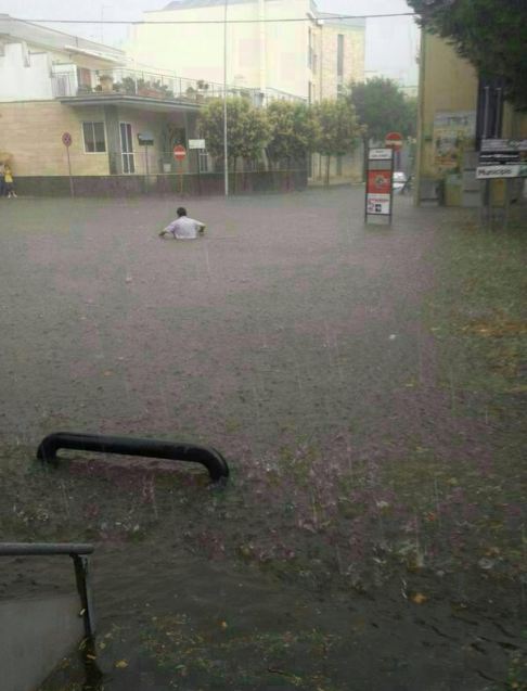 Nubifragio Sud Barese - Nubifragio Acquaviva delle Fonti lavventuriero Vincenzo che tenta di attaversare la strada a Piazza Kennedy completamente allagata... per cercare di sposta la sua macchina dall'alluvione e da una forte grandinata. Immagini del 14 Giugno 2014