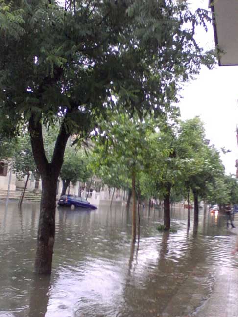 Nubifragio Sud Barese - Nuova alluvione ad Acquaviva delle Fonti (Bari) con auto famigliare in panne sommersa dallacqua del 14 giugno 2014