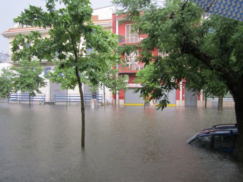 Nubifragio Sud Barese - Nubifragio station wagon immersa nellacqua ad Acquaviva delle Fonti del 14 Giugno 2014