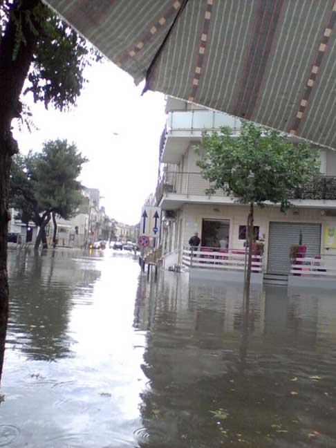 Nubifragio Sud Barese - Piazza Kennedy allagata dalla violenta alluvione caduta su Acquaviva delle Fonti del 14 Giugno 2014