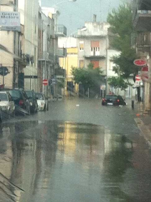 Nubifragio Sud Barese - Piazza Kennedy vettura Renault impantanata nellacqua ad Acquaviva delle Fonti del 14 Giugno 2014