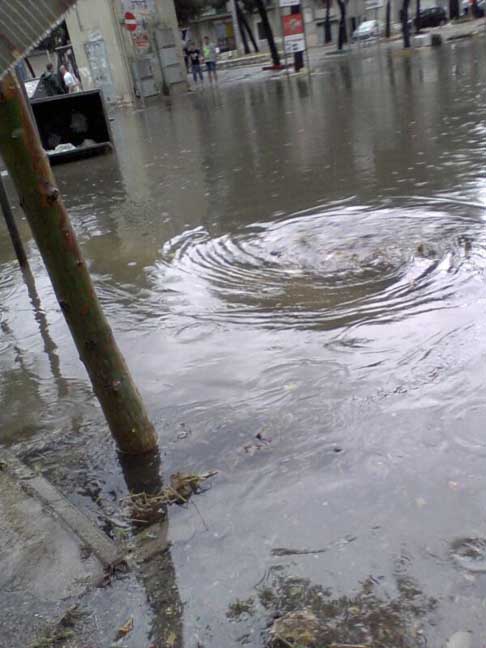 Nubifragio Sud Barese - Vortice dacqua a Piazza Kennedy ad Acquaviva delle Fonti del 14 Giungo 2014