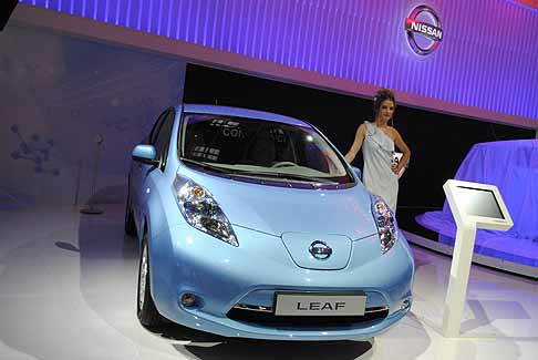 Nissan - nissan leaf salone frontale celeste