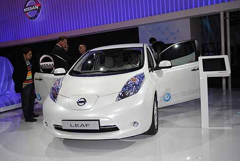 Nissan - nissan leaf salone frontale bianca