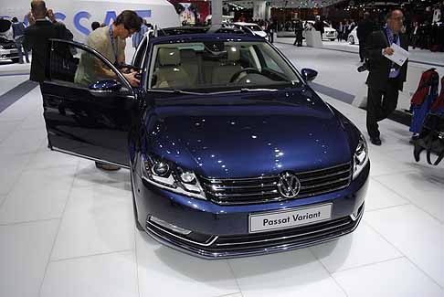 Volkswagen - Nuova Volkswagen Passat Variant blu metallizzato