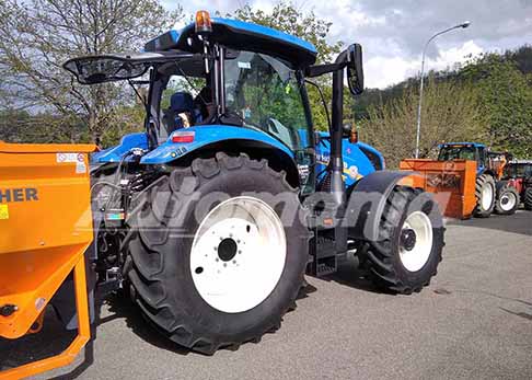 Raduno Trattori - Concorso Agrario di Parma con il trattore New Hollanda a Ramiseto 2023 in provincia di Reggio Emilia