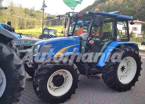 Raduno Trattori - Raduno trattori mezzo pesante New Holland Agricolture T5050 a Ramiseto 2023