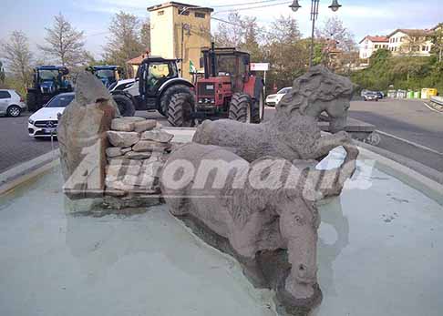 Raduno Trattori - Raduno Trattori a Ramiseto in Piazza Ferdinando e Francesco Laghi frazione di Ventasso evento Passione Trattori 2023 con la caratteristica fontana