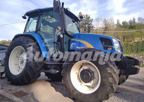 Raduno Trattori - Raduno Trattori a Ramiseto frazione di Ventasso edizione 2023 nellAlto Appenino Reggiano con trattore agricolo New Holland