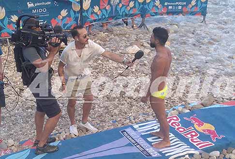 Tuffi Polignano a Mare Cliff Diving - Intervista live al vincitore Carlos Gimeno sulla spiaggia al Red Bull Cliff Diving World Siries 2025 a Polignano a Mare