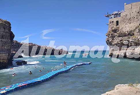 Tuffi Polignano a Mare Cliff Diving - Atleti attraversano in difficolt la passerella galleggiante e scogliera gremita di gente al Red Bull Cliff Diving World Siries 2025 a Polignano a Mare