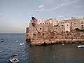 Tuffi mozzafiato dalle scogliere di Polignano a Mare: un mix unico di sport estremo e bellezza naturale. Vivi ladrenalina: vieni a tifare i migliori tuffatori del mondo!