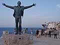 Polignano a Mare accoglie la seconda tappa del Red Bull Cliff Diving World Series 2025. Statua di Domenico Modugno a Polignano a Mare (bari - Puglia), adrenalina e spettacolo puro