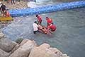 Soccorso Yolotl Martinez con il collare dopo un brutto tuffo, che alza il pollice in segno di Ok (documentato dalla foto) al Red Bull Cliff Diving World Siries 2025 a Polignano a Mare