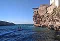 Ultimo tuffo di Carlos Gimeno dal trampolino lo aspettano sulla piattaforma galleggiante Garry Hunt e Johnatan Paredes tutti e 3 a podio al Red Bull Cliff Diving World Siries 2025 a Polignano a Mare