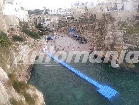 Polignano a Mare - Lama Monachile a Polignano tutto pronto per tuffi ad alta quota. Red Bull Cliff Diving World Series 2025 