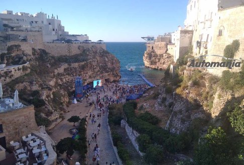 Finale Femminile Cliff Diving - Polignano a Mare e la splendida Lama Monachile incantano anche a fine gara, regalando uno scenario unico al Red Bull Cliff Diving World Series 2025 tra scogliere e mare cristallino