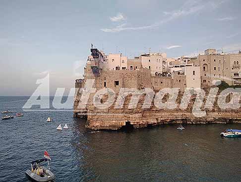 Polignano a Mare - Tuffi mozzafiato dalle scogliere di Polignano a Mare: un mix unico di sport estremo e bellezza naturale. Vivi ladrenalina: vieni a tifare i migliori tuffatori del mondo!