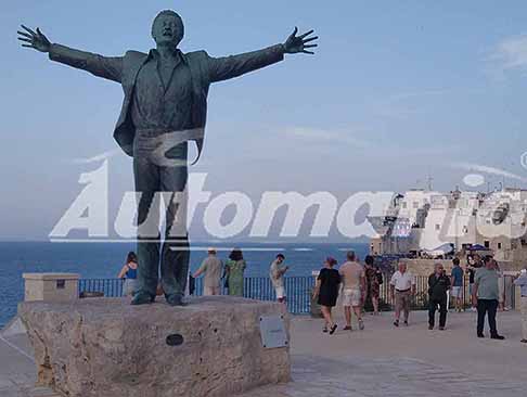 Polignano a Mare - Polignano a Mare accoglie la seconda tappa del Red Bull Cliff Diving World Series 2025. Statua di Domenico Modugno a Polignano a Mare (bari - Puglia), adrenalina e spettacolo puro