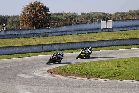 Trofeo Inverno 2015 - Del Vecchio Nicola su Triumph segue De Luca Marco su Yamaha rispettivamente secondo e terzo sul tornantino, 3^ Gara al Trofeo Inverno 2015 allAutodromo del Levante nel circuito di Binetto