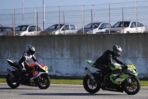600 Rookies - Duo di testa Kawasaki di Canelli Michele segue la Yamaha di Liscio Massimo nella Classe 600 Rookies 3^ gara del Trofeo Inverno 2015 presso l´Autodromo del Levante