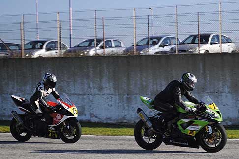 600 Rookies - Duo di testa Kawasaki di Canelli Michele segue la Yamaha di Liscio Massimo nella Classe 600 Rookies 3^ gara del Trofeo Inverno 2015 presso lAutodromo del Levante