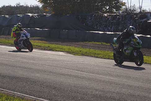 600 Rookies - Kawasaki di Canelli Michele insegue la Yamaha De Giosa Roberto lottano per il podio 3^ gara del Trofeo Inverno 2015 presso lAutodromo del Levante