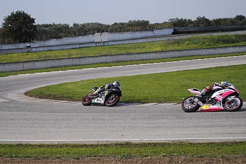 Trofeo Inverno - Mazza Stefano su bike Yamaha insegue Del Vecchio Nicola su moto Triumph in gara classe 600 Open/Amatori al Trofeo Inverno 2015 presso lAutodromo del Levante a Binetto