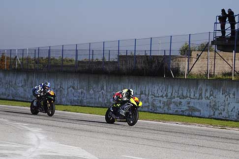 Trofeo Inverno 2015 - Primi giri la Yamaha di De Luca Marco segue la Triumph di Del Vecchio Nicola su rettilineo Classe 600 Open/Amatori, 3^ Gara al Trofeo Inverno 2015 allAutodromo del Levante nel circuito di Binetto
