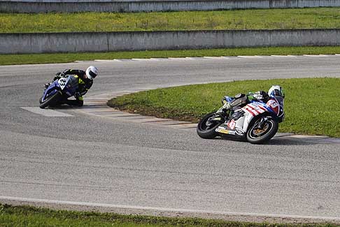 Trofeo Inverno - Rubino Raffaele segue Ritella Nicola entrambi su Honda al tornantino sulla pista di Binetto in gara classe 600 Open/Amatori al Trofeo Inverno 2015