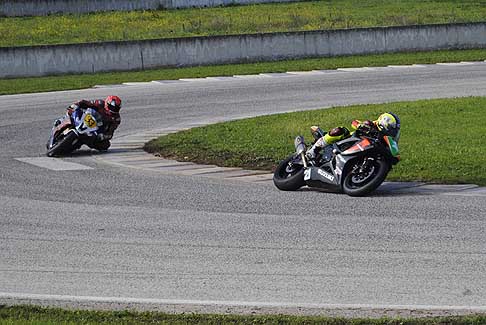 Trofeo Inverno - Suzuki di Melone Alessandro segue la Yamaha di Moreo Francesco al tornantino in gara classe 600 Open/Amatori al Trofeo Inverno 2015 presso lAutodromo del Levante a Binetto