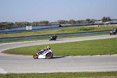 600 Rookies - Yamaha di De Giosa Roberto vincitore assoluto Classe 600 Rookies 3^ gara del Trofeo Inverno 2015 presso lAutodromo del Levante