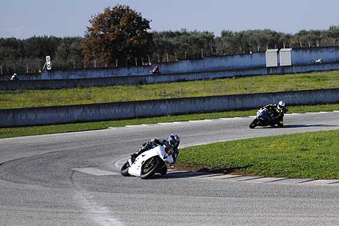 Trofeo Inverno 2015 - Yamaha biker Ostuni Vincenzo segue la Honda di Ritella Nicola al tornantino Classe 600 Open/Amatori, 3^ Gara al Trofeo Inverno 2015 allAutodromo del Levante nel circuito di Binetto