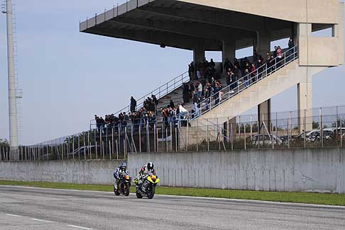 Trofeo Inverno - Duo di testa De Luca Marco su Yamaha insegue Del Vecchio su Triumph sul rettilineo sotto le tribune in gara classe 600 Open/Amatori al Trofeo Inverno 2015 presso lAutodromo del Levante a Binetto