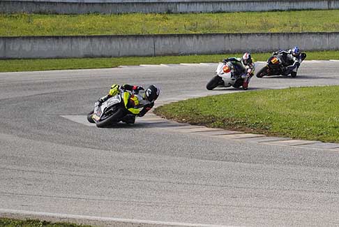 Trofeo Inverno - Gruppo di testa conduce la Yamaha di De Luca Marco seguono Ostuni Vincenzo sempre su Yamaha, terza la Triumph di Del Vecchio Nicola in gara al Trofeo Inverno 2015 presso lAutodromo del Levante