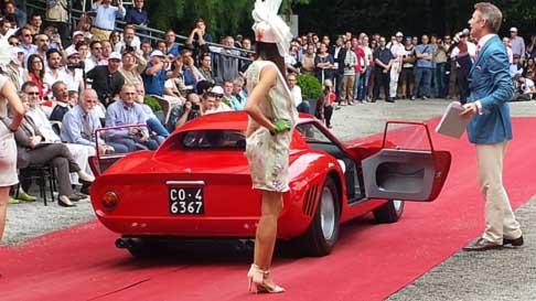 Esposizione auto storiche - Sport Car e modelle con abiti depoca al Concorso di Eleganza Villa dEste sul lago di Como